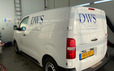 De bus van DWS heeft nieuwe stickers